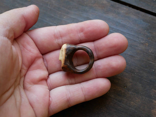 Ring aus Baumperle als Wichtel geschnitzt