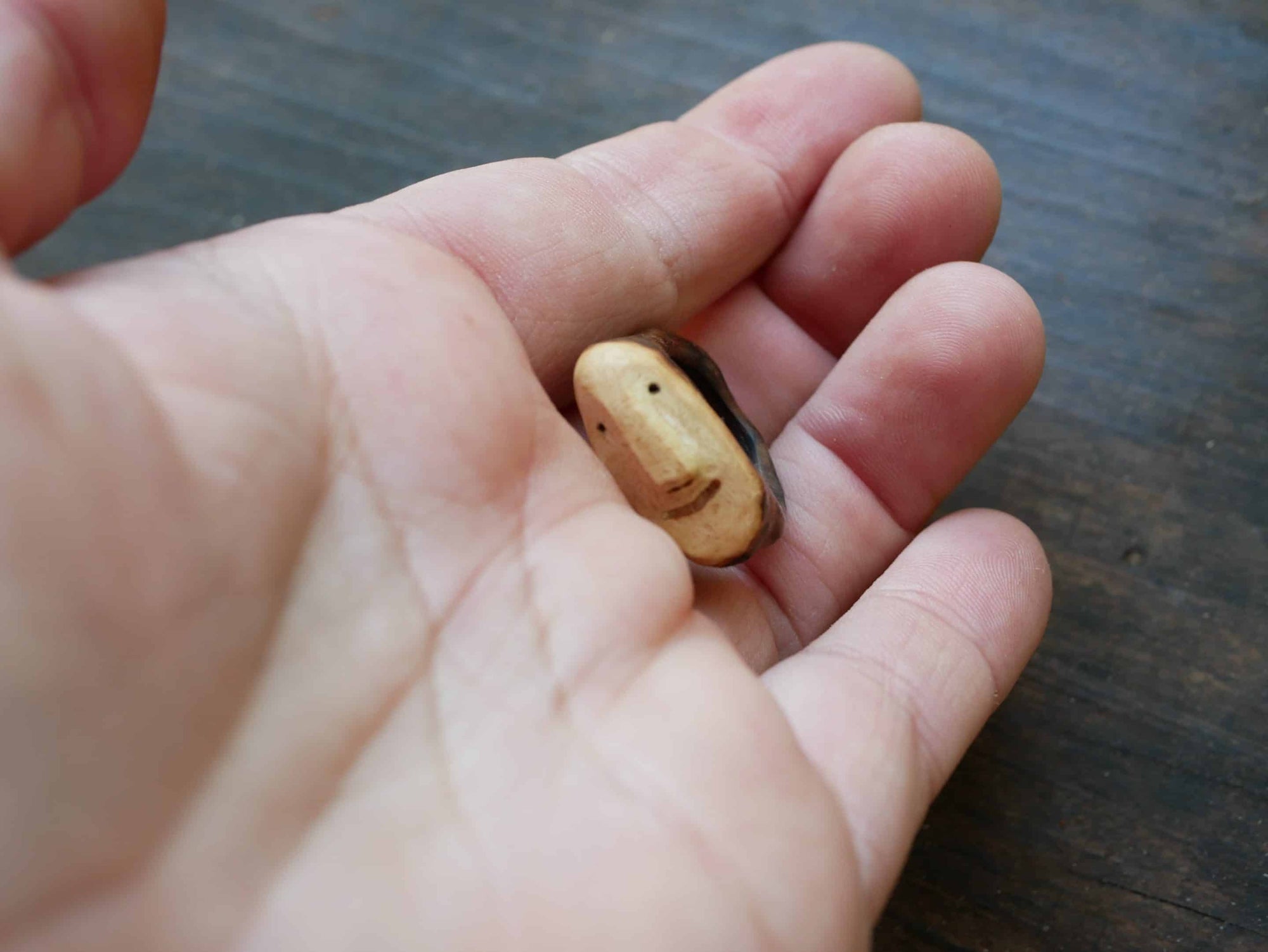 Ring aus Baumperle als Wichtel geschnitzt