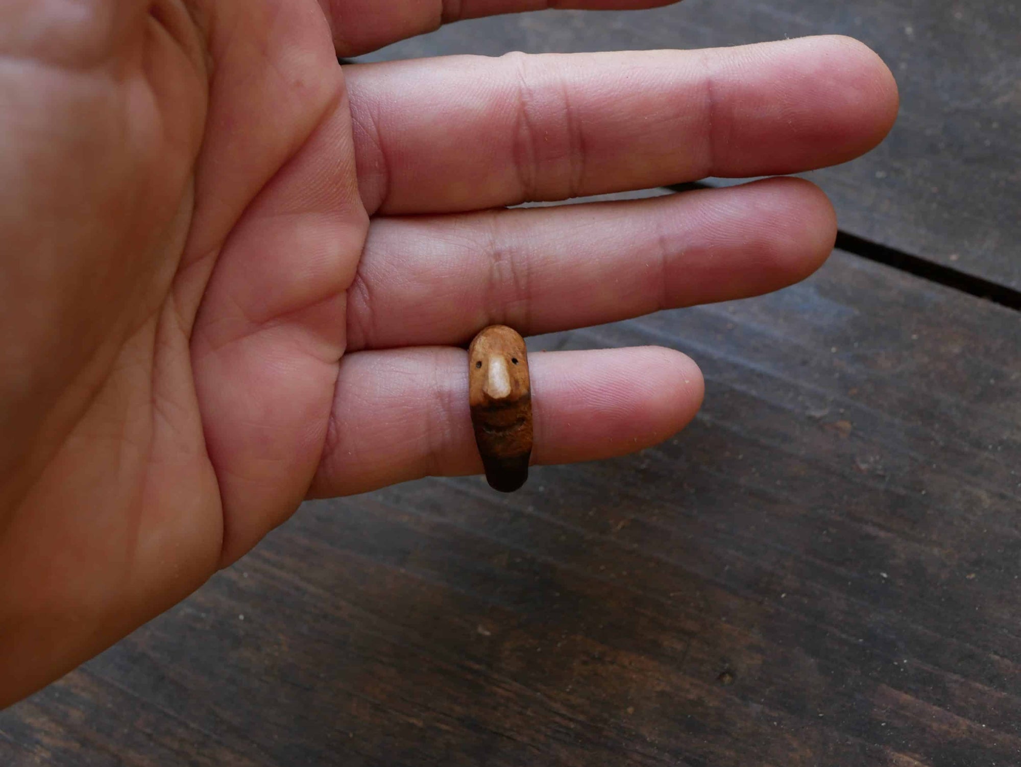 Ring aus Baumperle als Wichtel geschnitzt