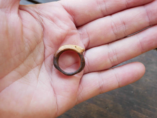 Ring aus Baumperle als Wichtel geschnitzt