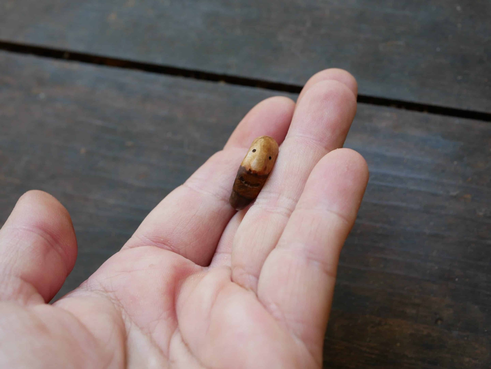 Ring aus Baumperle als Wichtel geschnitzt