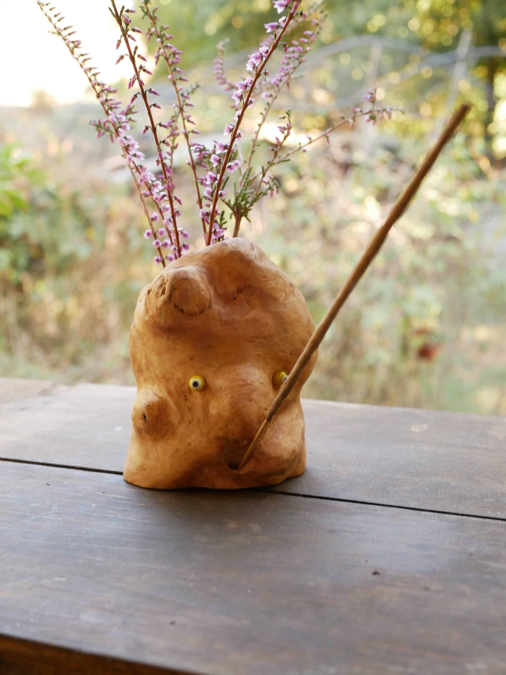 Vase aus Großer Baumperle für Trockenblumen und einem eingeeschnitzten Gesicht und die Möglichkeit ein Räucherstäbchen in den Mund zu stecken