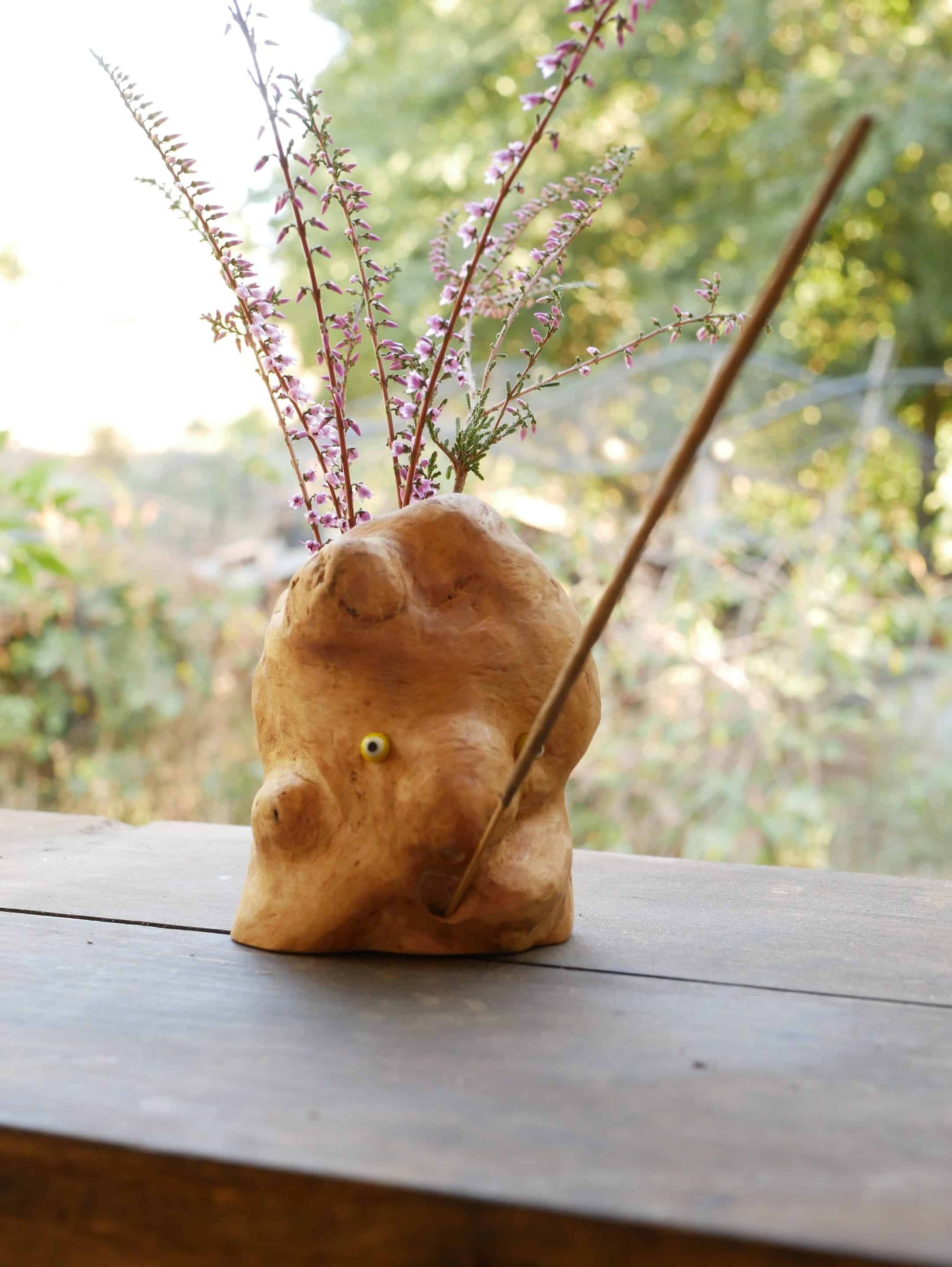 Vase aus Großer Baumperle für Trockenblumen und einem eingeeschnitzten Gesicht und die Möglichkeit ein Räucherstäbchen in den Mund zu stecken