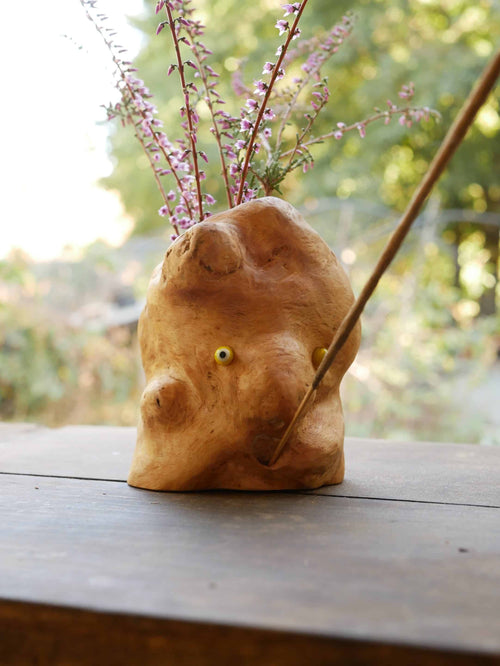Vase aus Großer Baumperle für Trockenblumen und einem eingeeschnitzten Gesicht und die Möglichkeit ein Räucherstäbchen in den Mund zu stecken