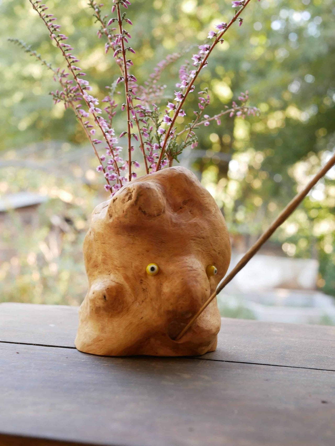 Vase aus Großer Baumperle für Trockenblumen und einem eingeeschnitzten Gesicht und die Möglichkeit ein Räucherstäbchen in den Mund zu stecken