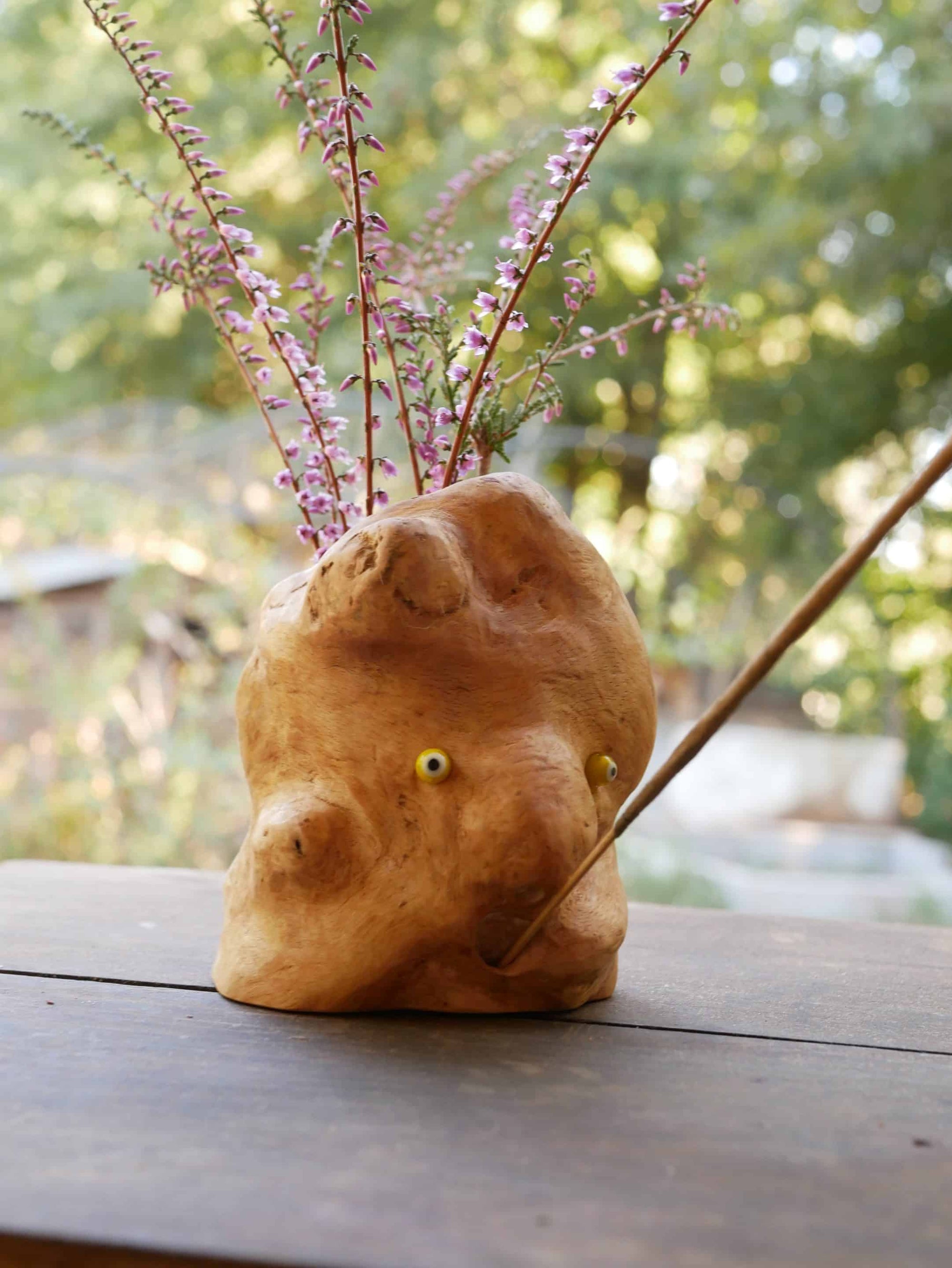 Vase aus Großer Baumperle für Trockenblumen und einem eingeeschnitzten Gesicht und die Möglichkeit ein Räucherstäbchen in den Mund zu stecken