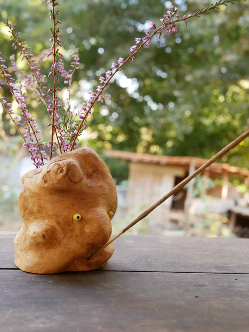Vase aus Großer Baumperle für Trockenblumen und einem eingeeschnitzten Gesicht und die Möglichkeit ein Räucherstäbchen in den Mund zu stecken