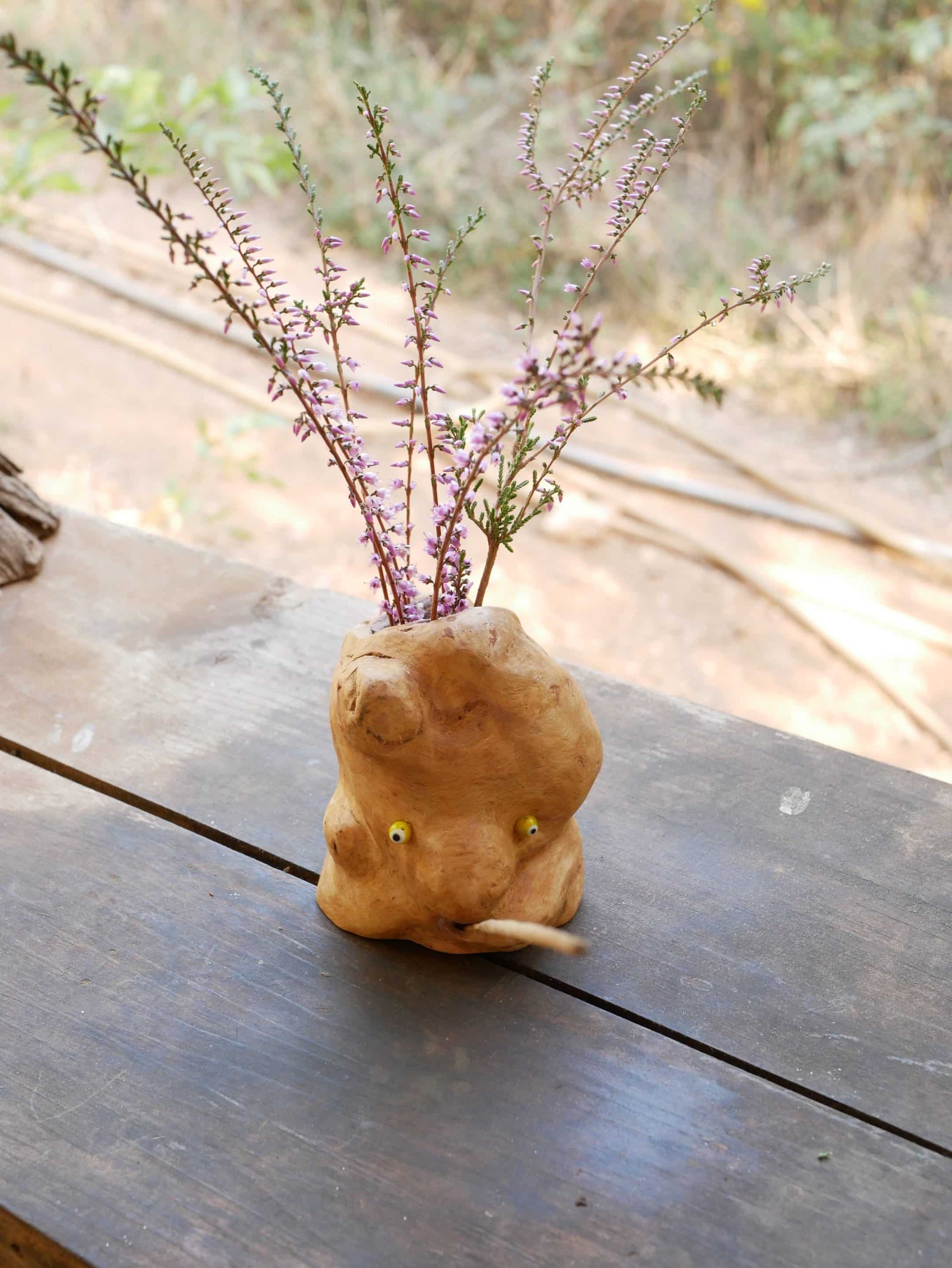 Vase aus Großer Baumperle für Trockenblumen und einem eingeeschnitzten Gesicht und die Möglichkeit ein Räucherstäbchen in den Mund zu stecken