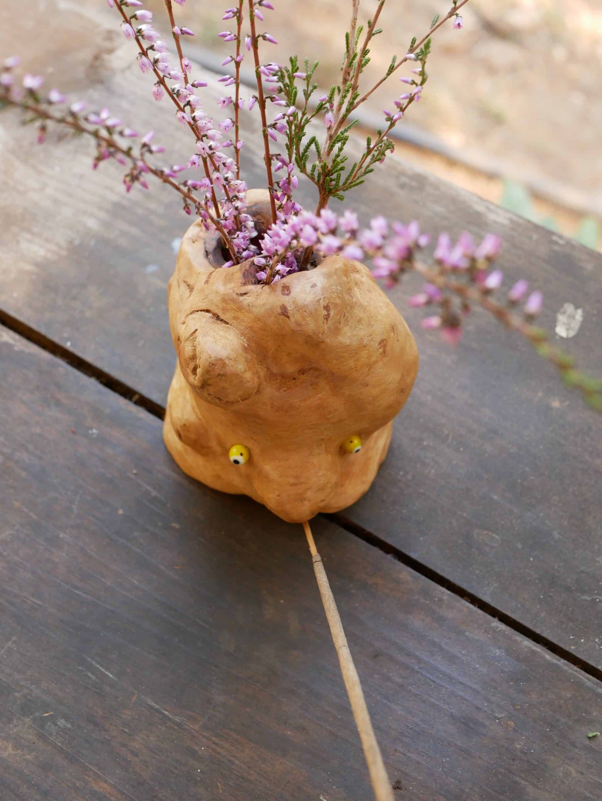 Vase aus Großer Baumperle für Trockenblumen und einem eingeeschnitzten Gesicht und die Möglichkeit ein Räucherstäbchen in den Mund zu stecken