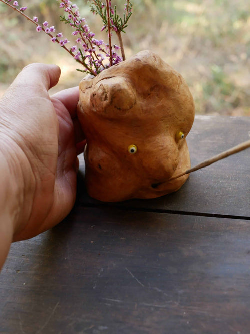 Vase aus Großer Baumperle für Trockenblumen und einem eingeeschnitzten Gesicht und die Möglichkeit ein Räucherstäbchen in den Mund zu stecken