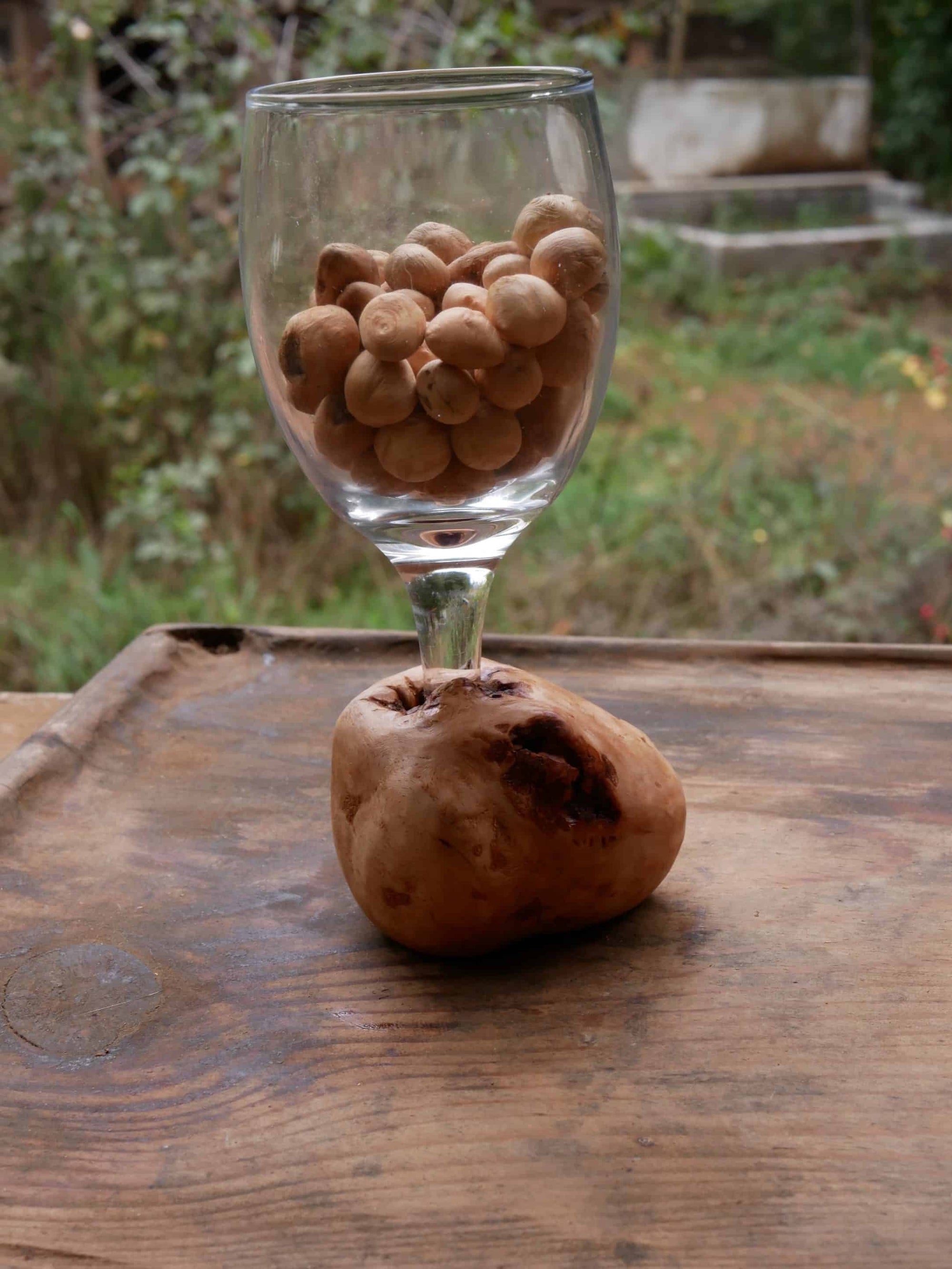 Glas mit einer eingearbeiteten Baumperle