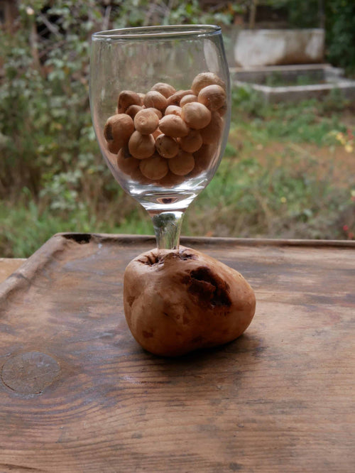Glas mit einer eingearbeiteten Baumperle