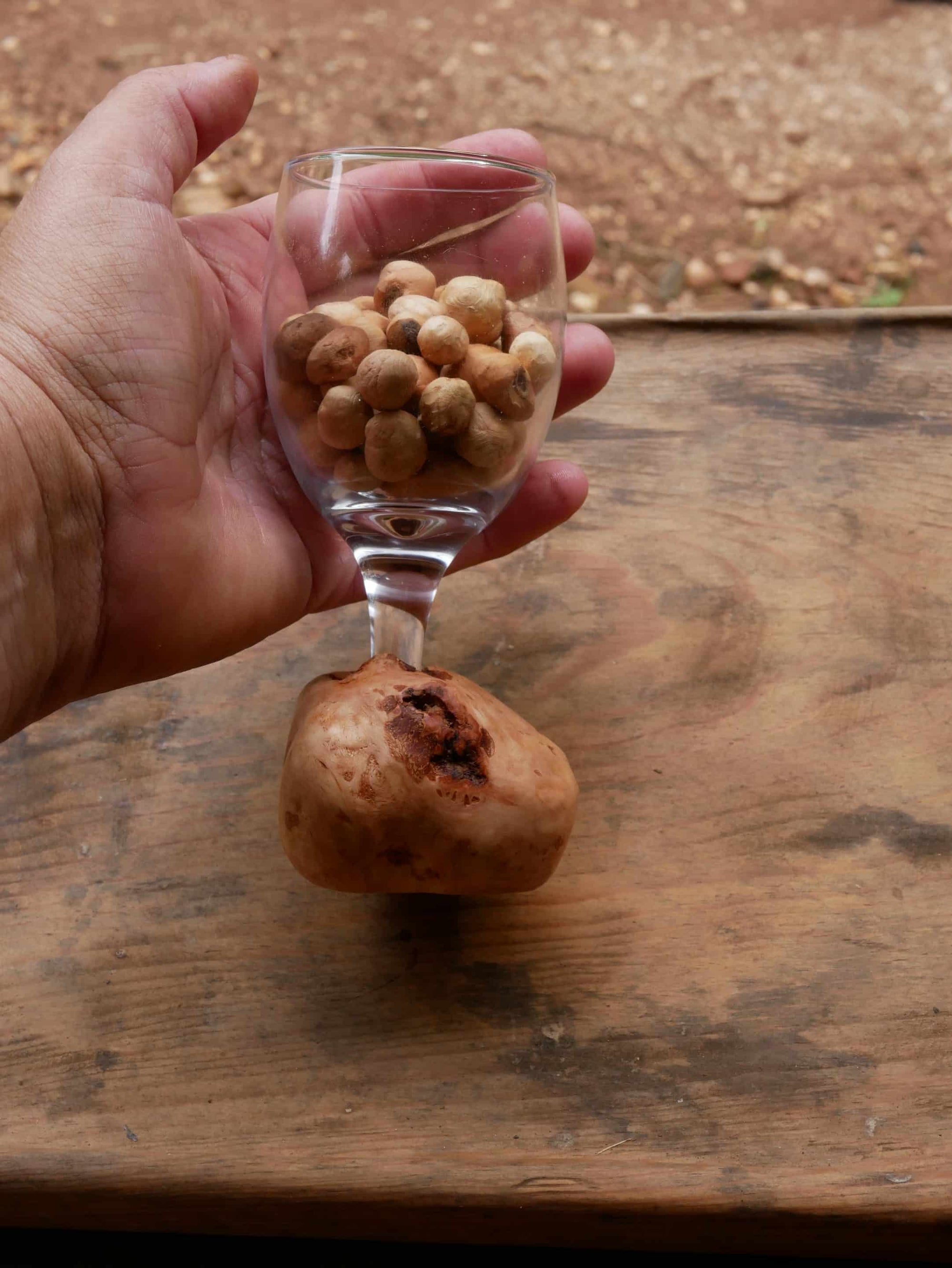 Glas mit einer eingearbeiteten Baumperle