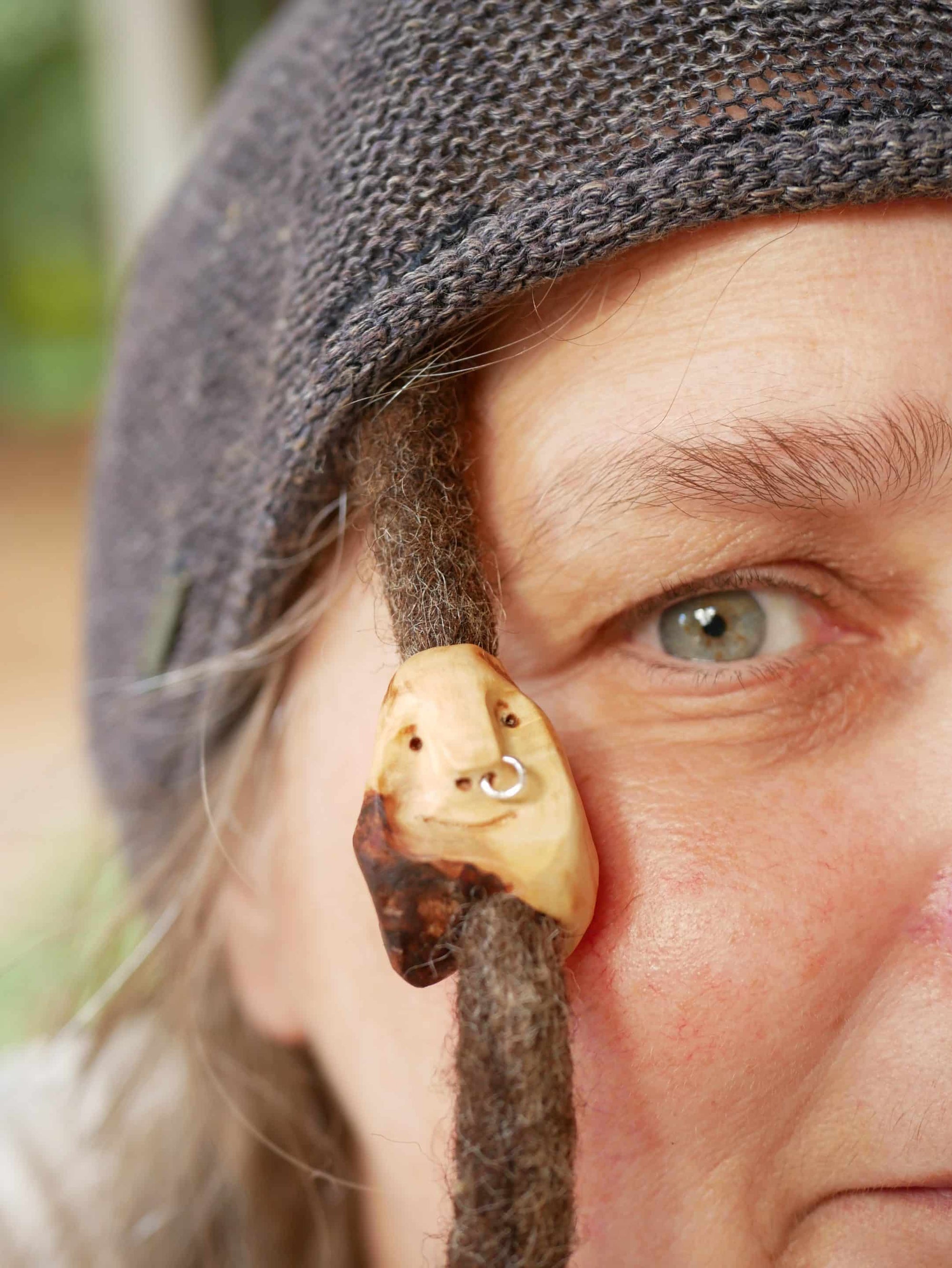 Dreadwichtel aus Baumperle mit Nasenpiercing