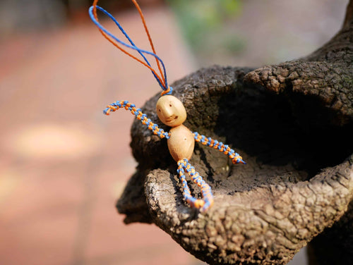 Schutzwichtel aus Baumperlen und Makramee