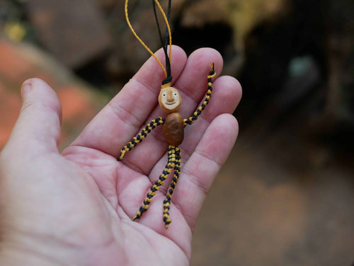 Schutzwichtel aus Baumperlen und Makramee
