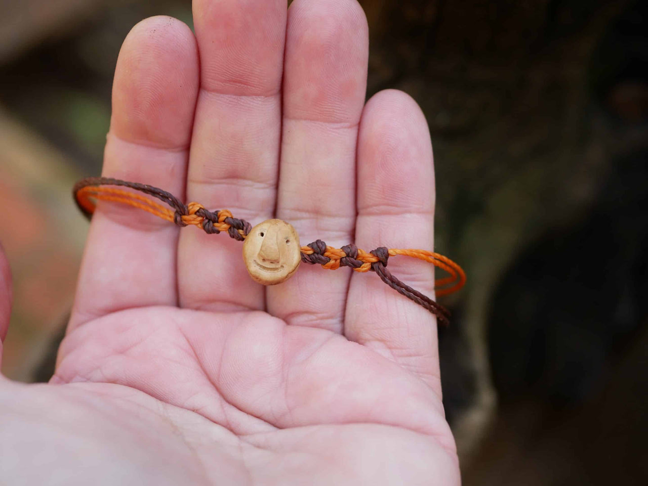 Armband Wichtel aus Baumperlen und Makramee
