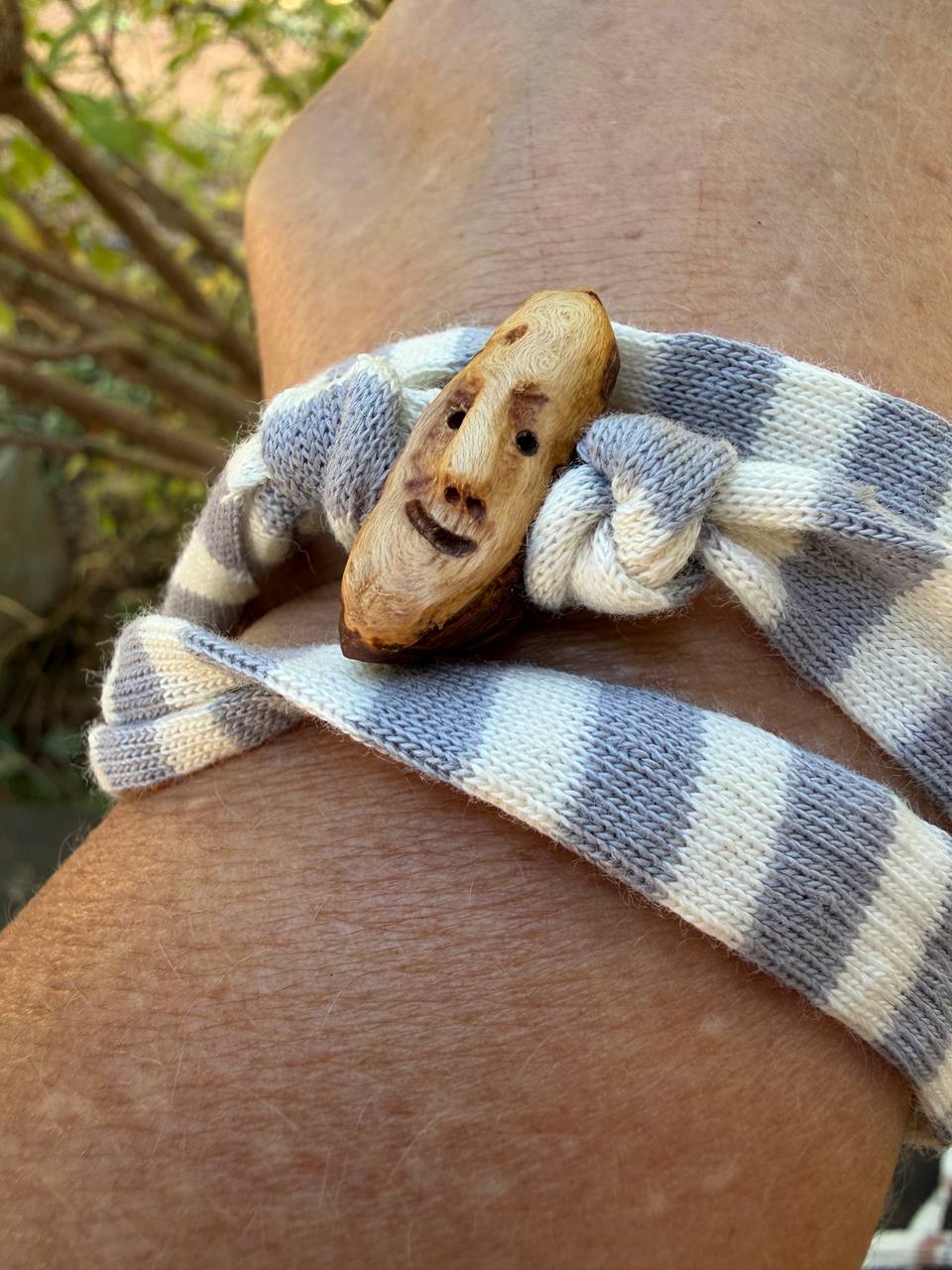 Armbandwichtel Erli handgeschnitzt aus magischer Baumperle