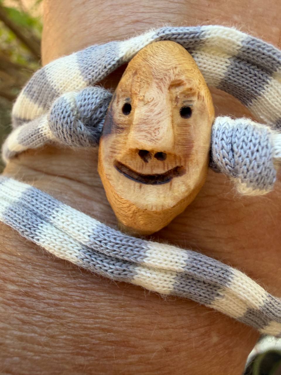 Armbandwichtel Kiefi handgeschnitzt aus magischer Baumperle