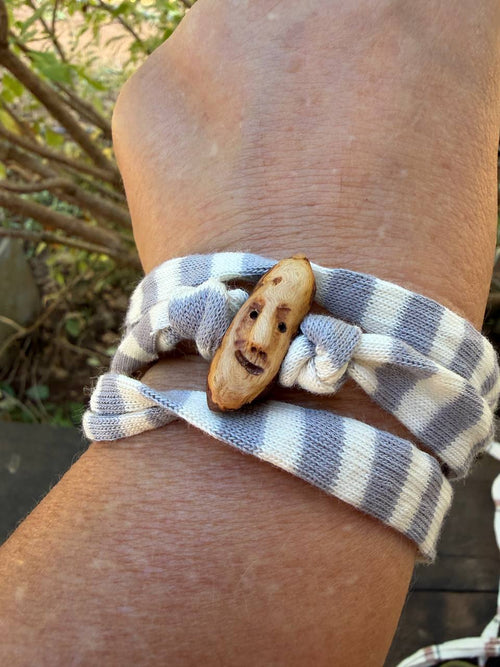 Armbandwichtel Erli handgeschnitzt aus magischer Baumperle