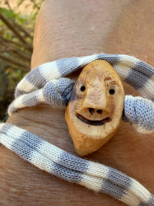 Armbandwichtel Kiefi handgeschnitzt aus magischer Baumperle