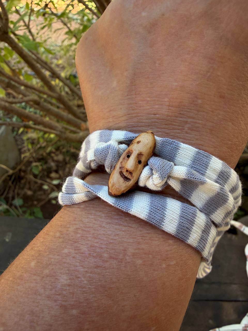 Armbandwichtel Erli handgeschnitzt aus magischer Baumperle