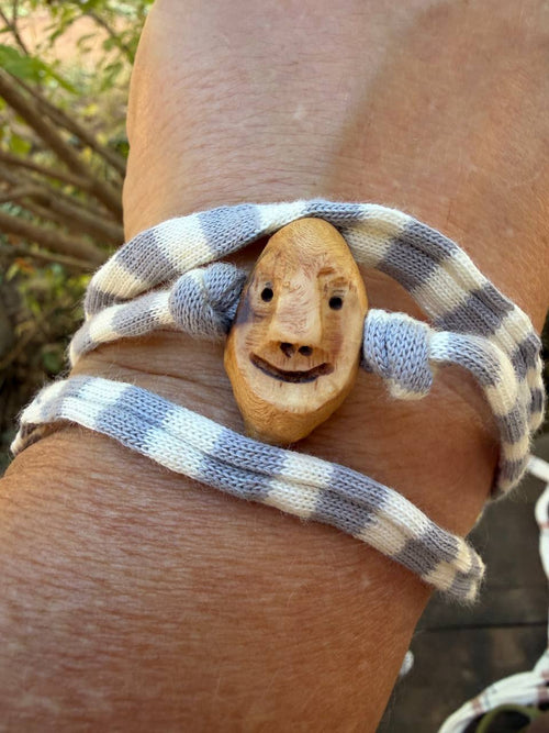 Armbandwichtel Kiefi handgeschnitzt aus magischer Baumperle