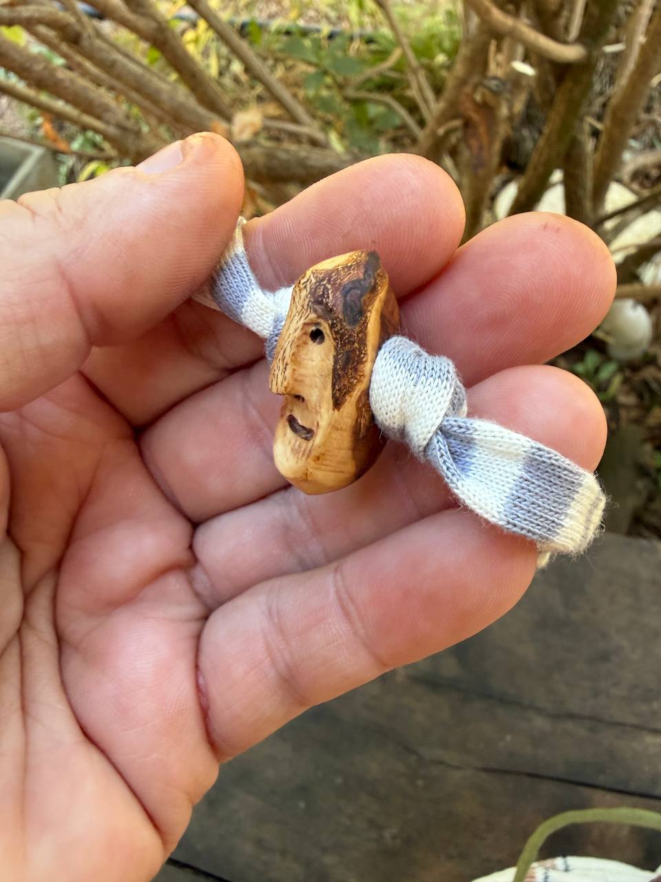 Armbandwichtel Zedi handgeschnitzt aus magischer Baumperle