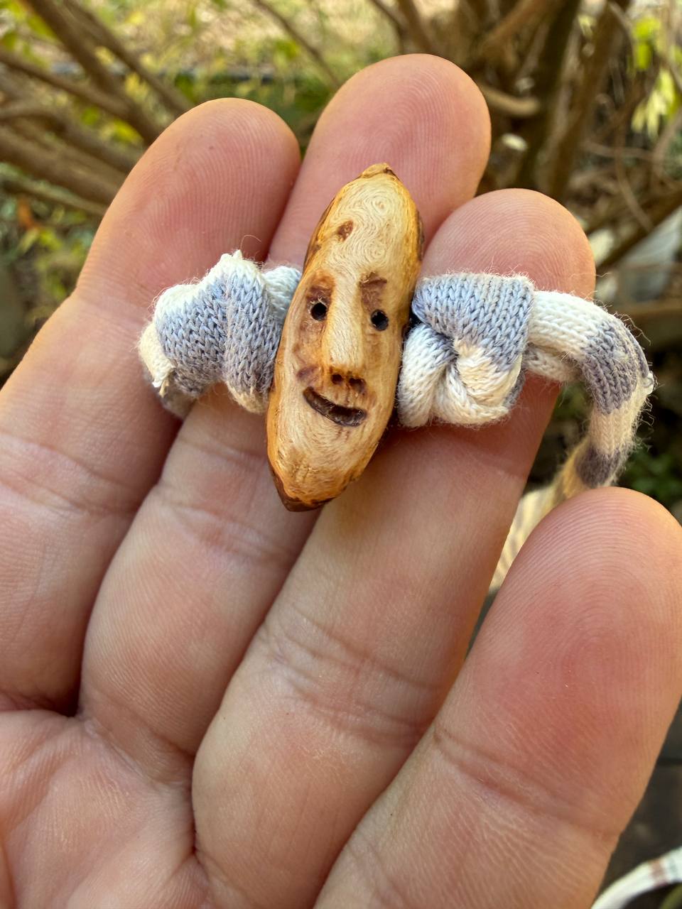 Armbandwichtel Erli handgeschnitzt aus magischer Baumperle