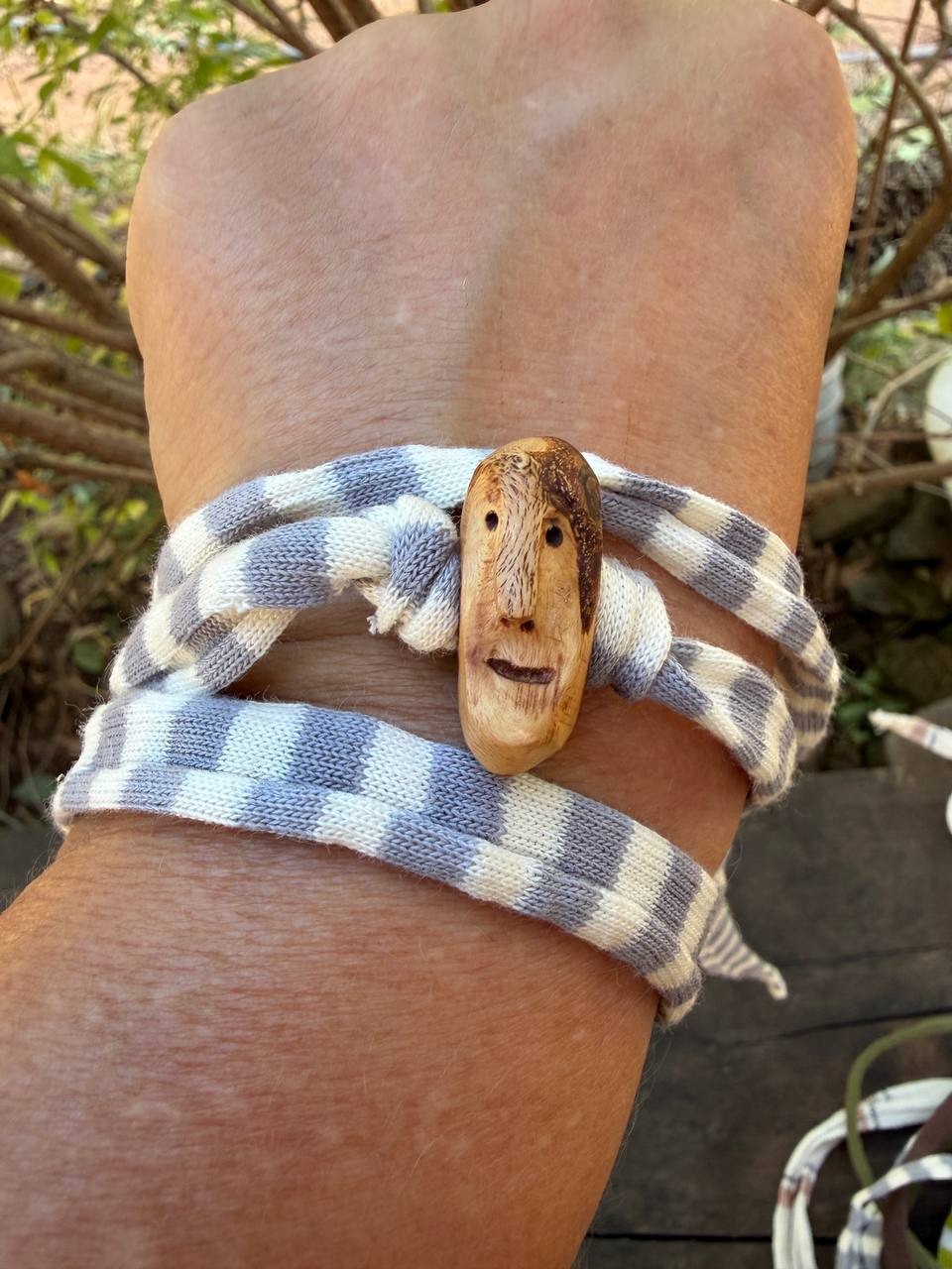 Armbandwichtel Zedi handgeschnitzt aus magischer Baumperle