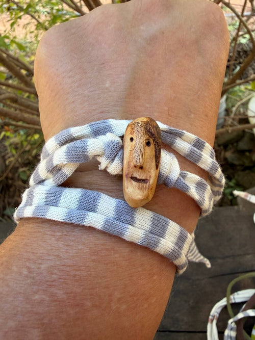 Armbandwichtel Zedi handgeschnitzt aus magischer Baumperle