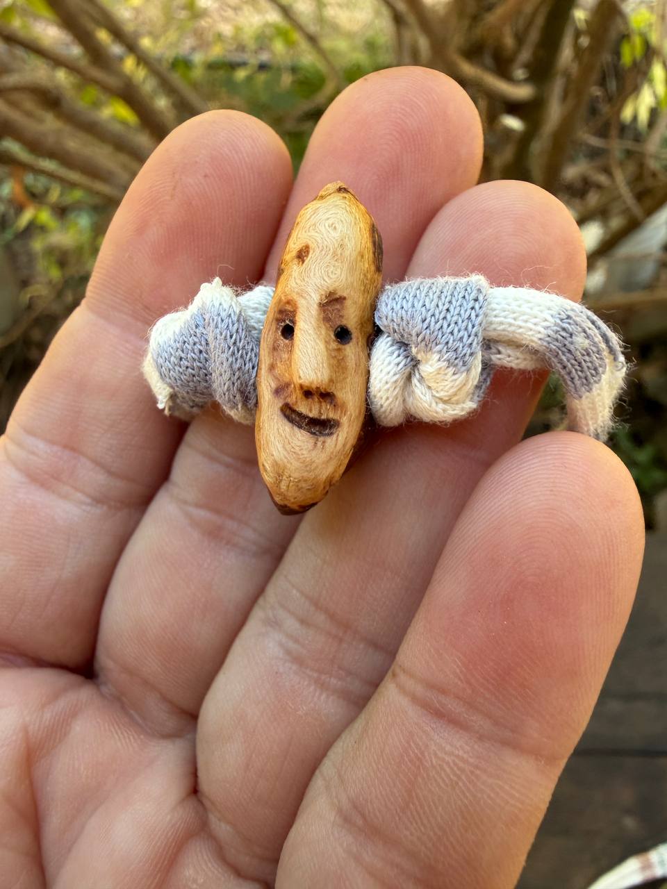 Armbandwichtel Erli handgeschnitzt aus magischer Baumperle