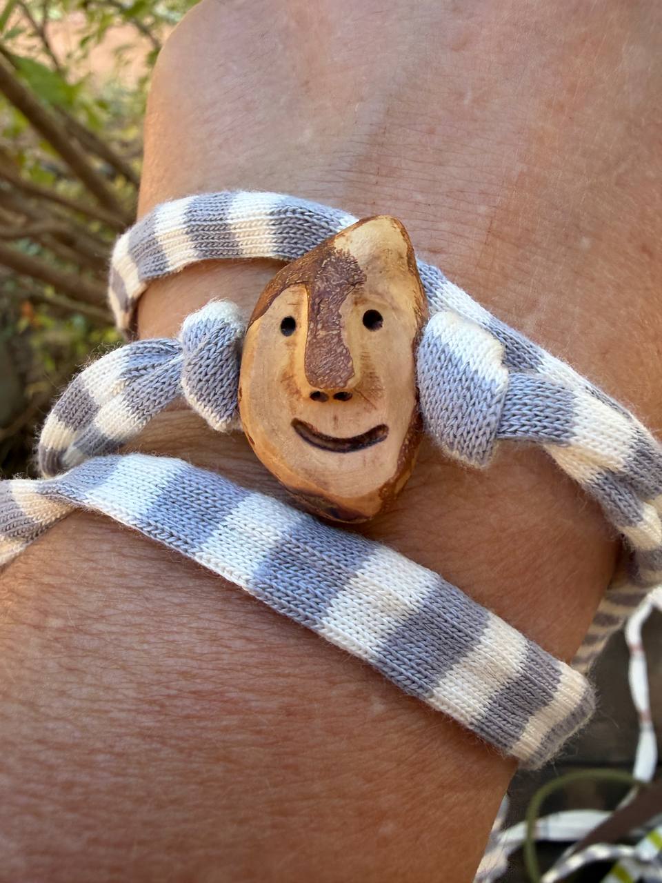 Armbandwichtel Espli handgeschnitzt aus magischer Baumperle