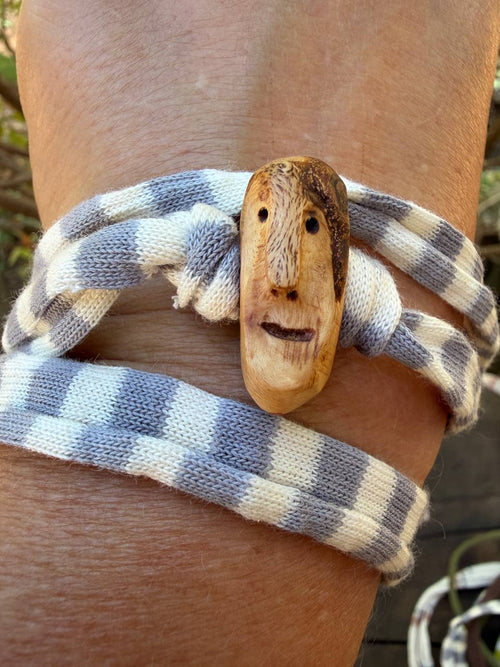 Armbandwichtel Zedi handgeschnitzt aus magischer Baumperle