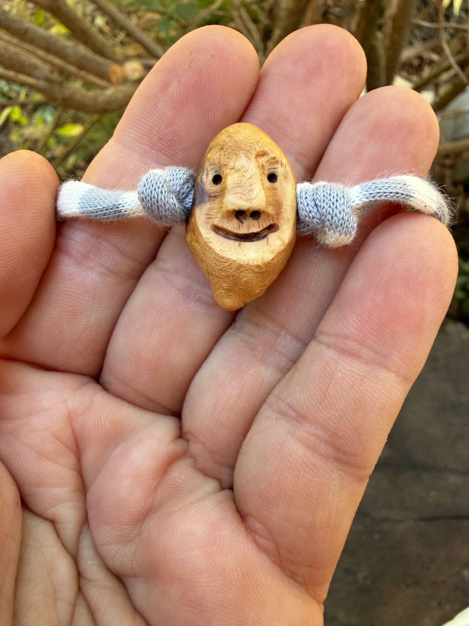 Armbandwichtel Kiefi handgeschnitzt aus magischer Baumperle