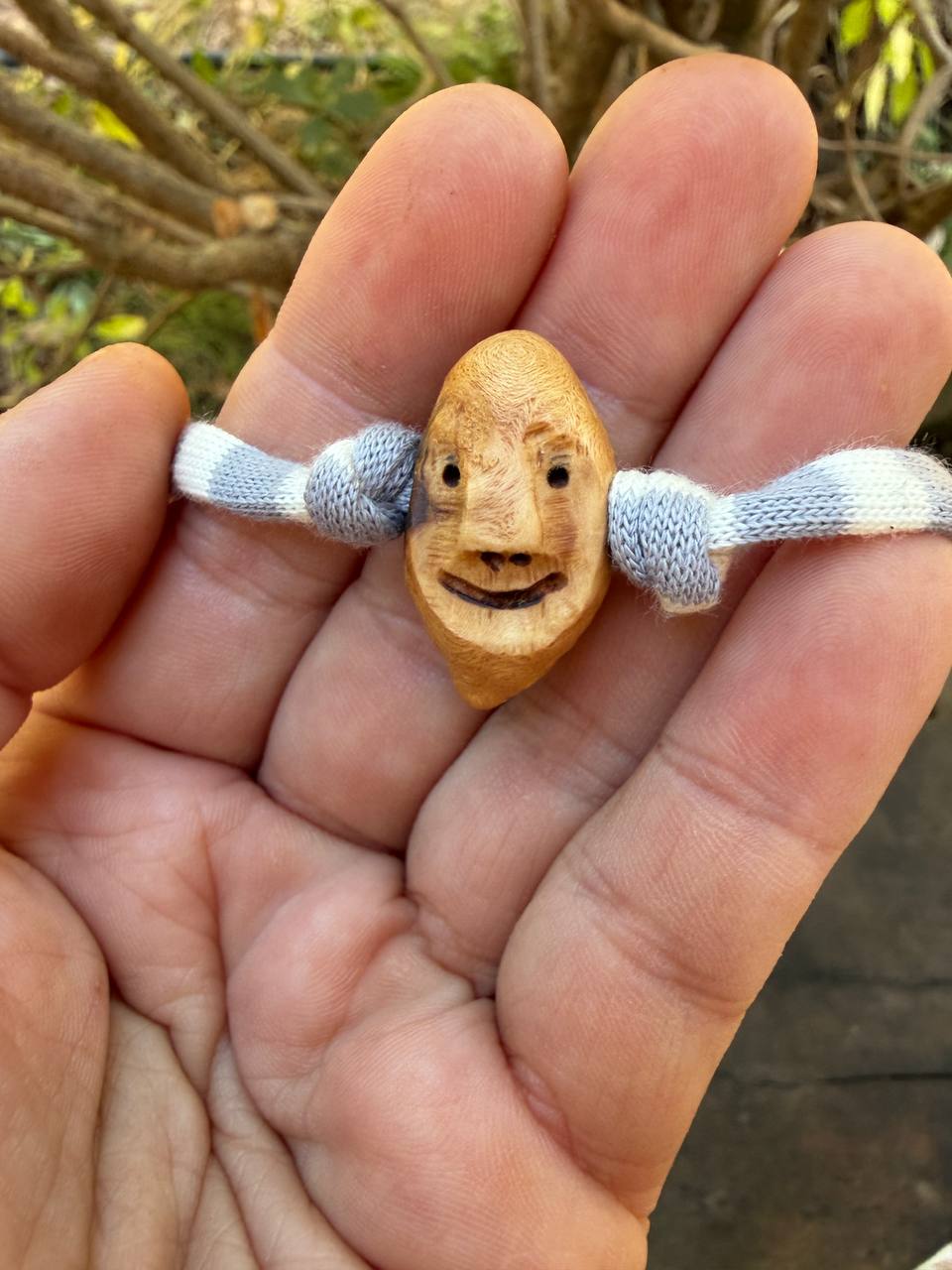 Armbandwichtel Kiefi handgeschnitzt aus magischer Baumperle