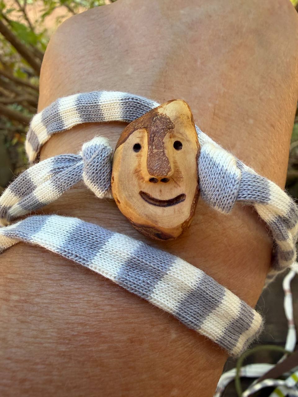 Armbandwichtel Espli handgeschnitzt aus magischer Baumperle