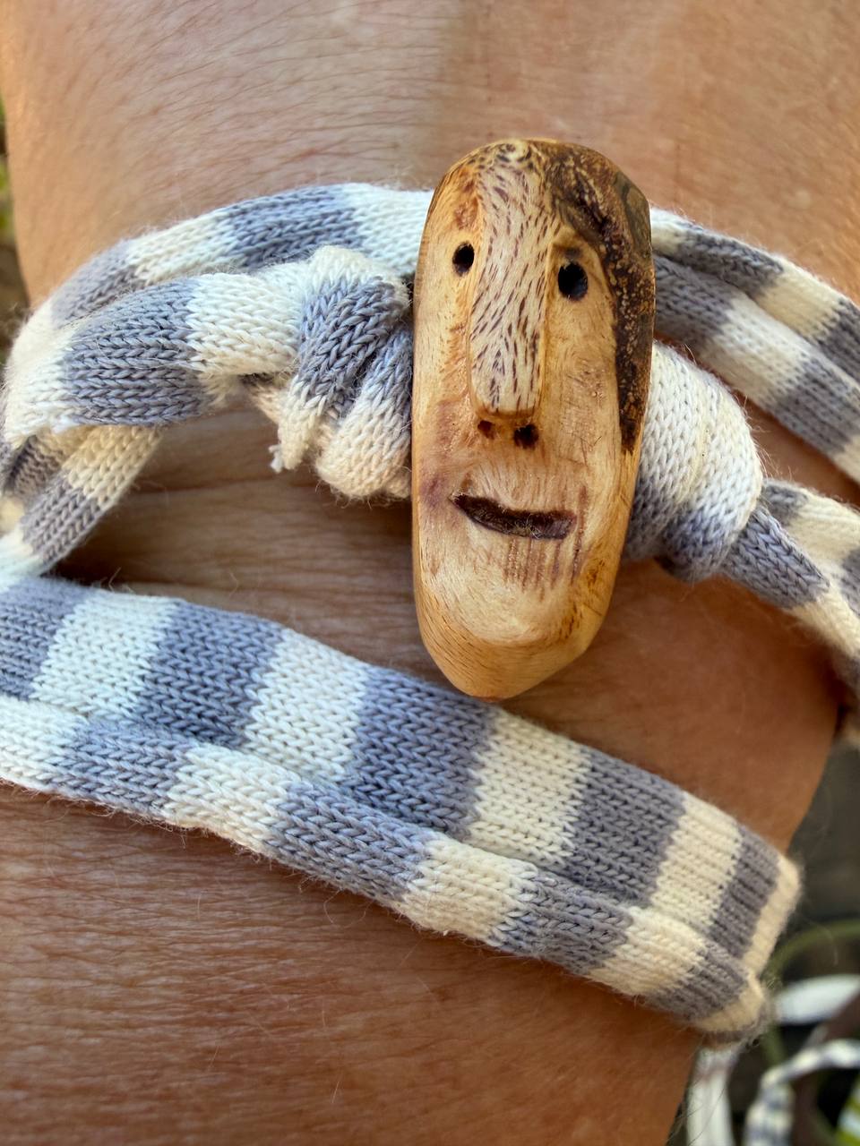 Armbandwichtel Zedi handgeschnitzt aus magischer Baumperle