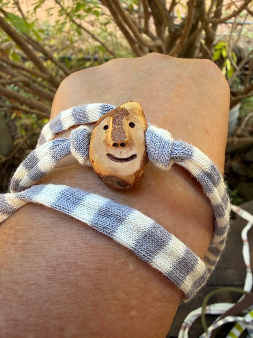 Armbandwichtel Espli handgeschnitzt aus magischer Baumperle