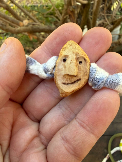 Armbandwichtel Ulmi handgeschnitzt aus magischer Baumperle