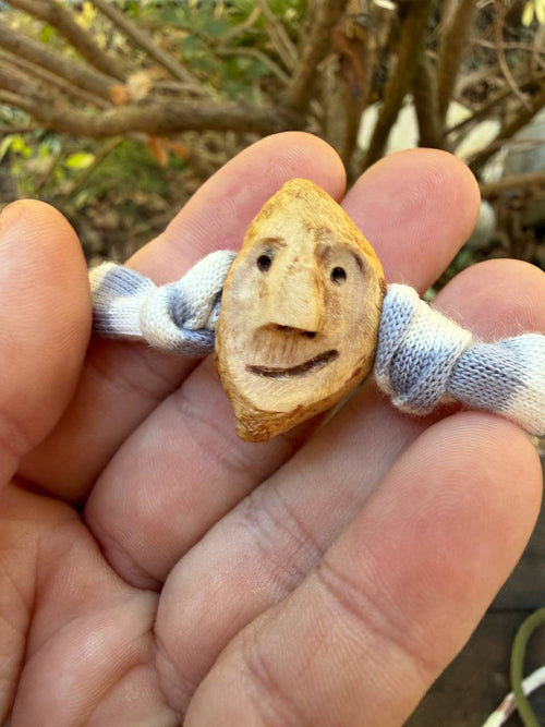 Armbandwichtel Ulmi handgeschnitzt aus magischer Baumperle