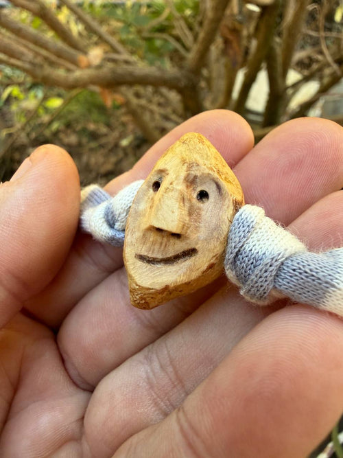 Armbandwichtel Ulmi handgeschnitzt aus magischer Baumperle
