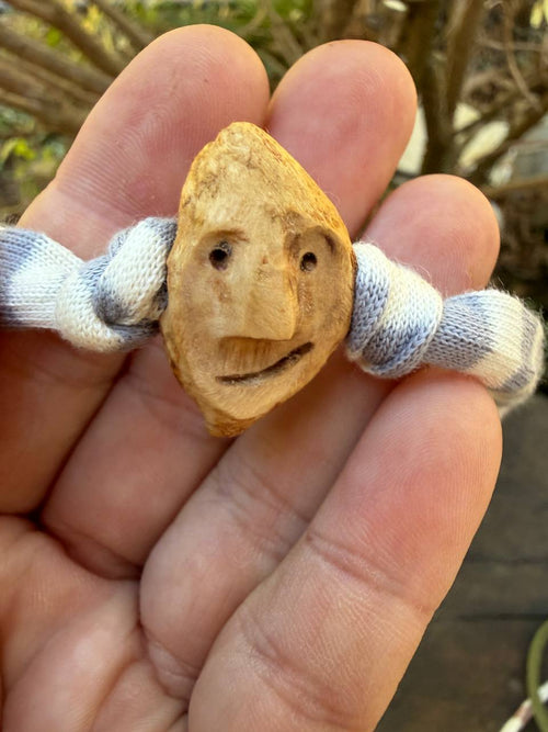 Armbandwichtel Ulmi handgeschnitzt aus magischer Baumperle
