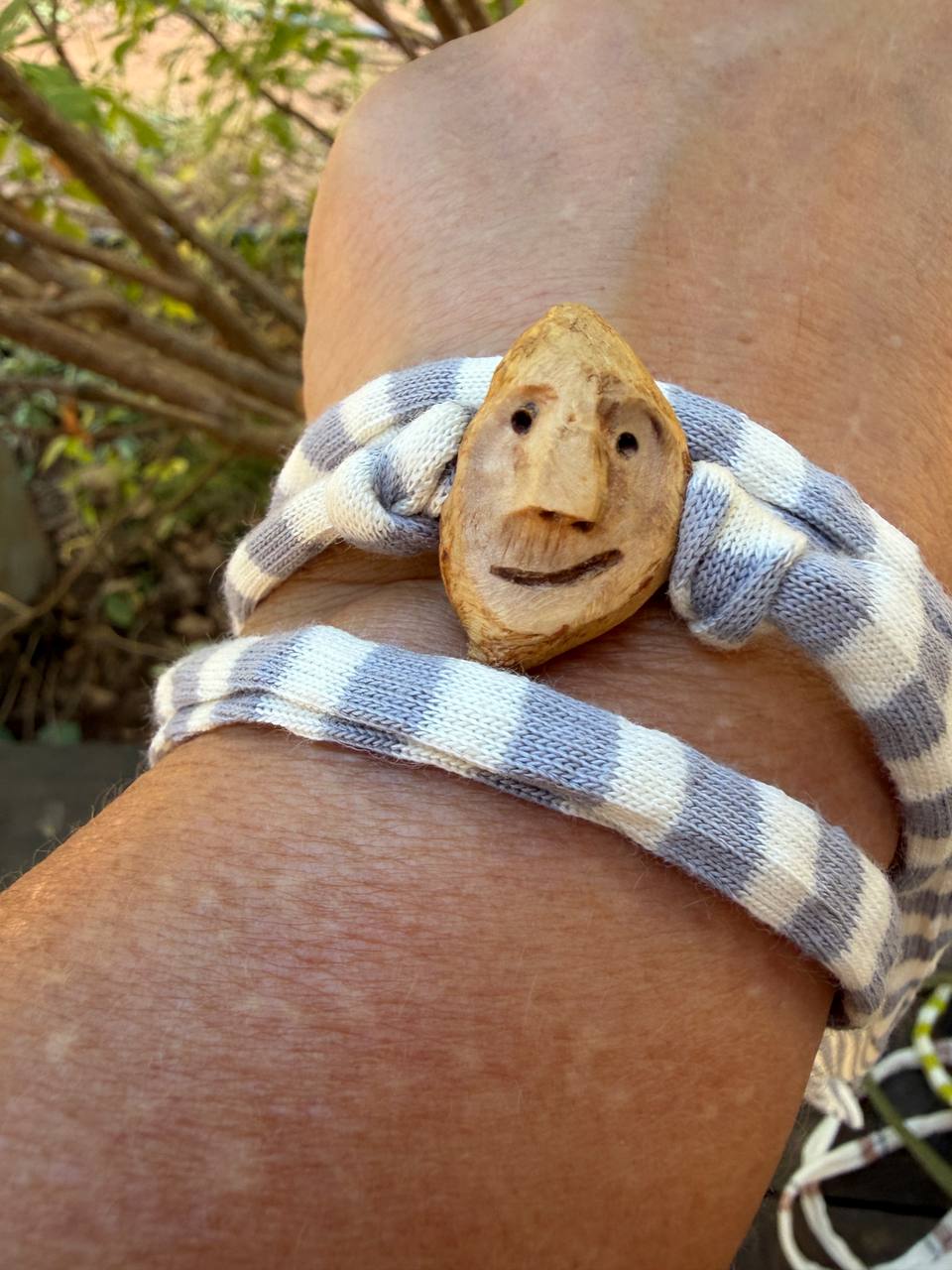 Armbandwichtel Ulmi handgeschnitzt aus magischer Baumperle