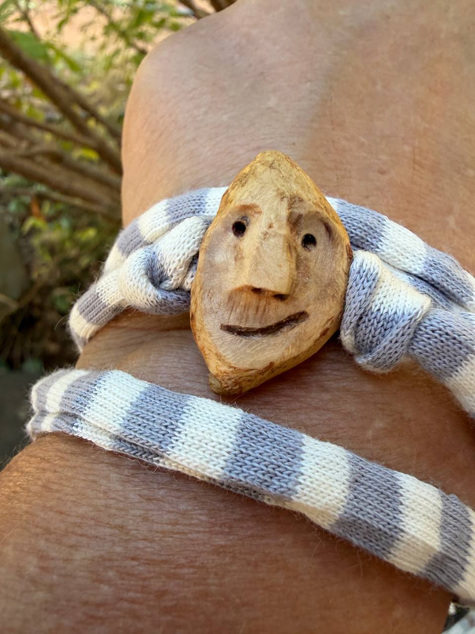 Armbandwichtel Ulmi handgeschnitzt aus magischer Baumperle