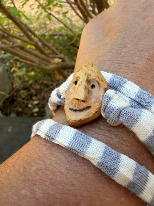 Armbandwichtel Ulmi handgeschnitzt aus magischer Baumperle
