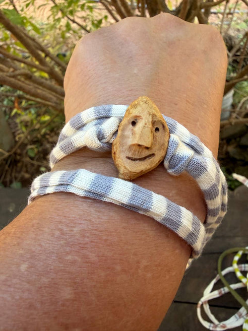 Armbandwichtel Ulmi handgeschnitzt aus magischer Baumperle