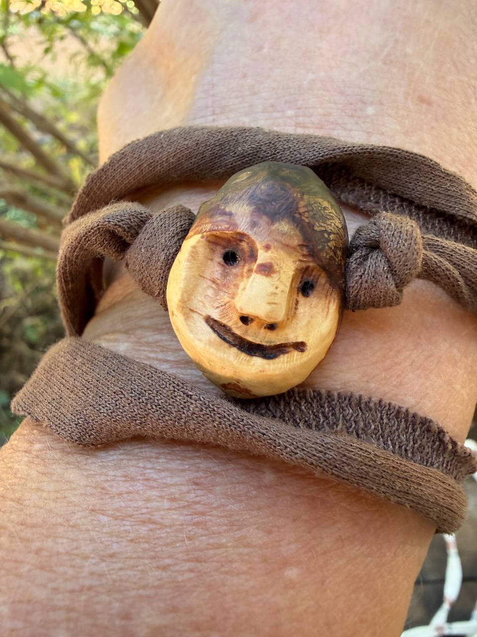 Armbandwichtel Ahörni handgeschnitzt aus magischer Baumperle