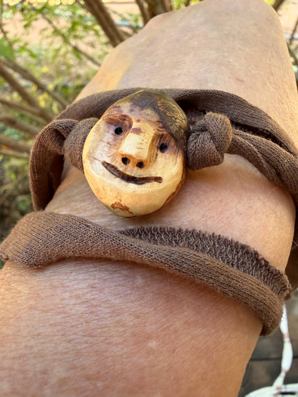Armbandwichtel Ahörni handgeschnitzt aus magischer Baumperle