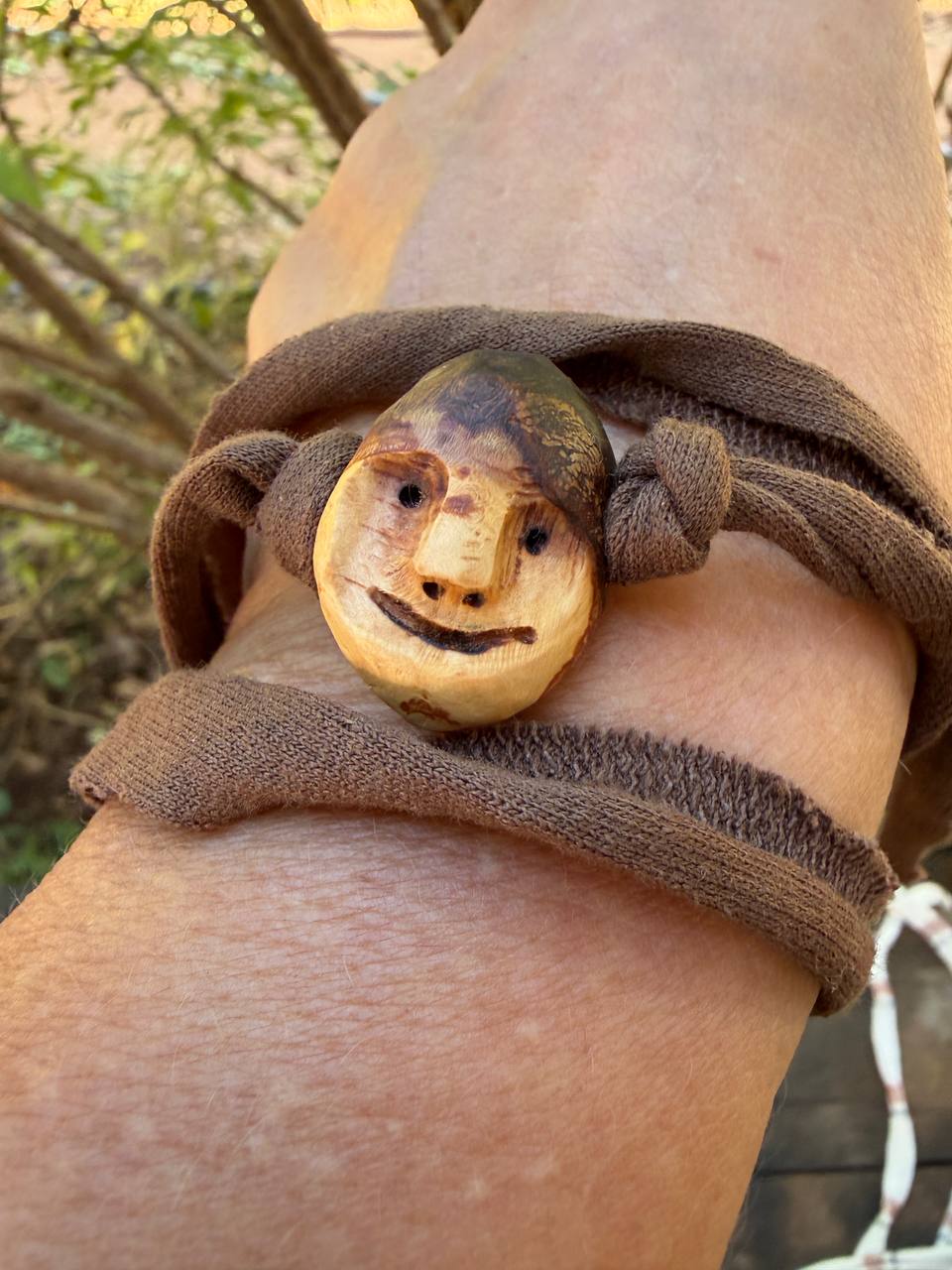 Armbandwichtel Ahörni handgeschnitzt aus magischer Baumperle